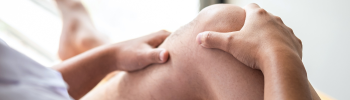 Tratamiento con estiramientos y fortalecimiento de la musculatura asociada a la fascia lata. Tratamiento con estiramientos y fortalecimiento de la musculatura asociada a la fascia lata.
