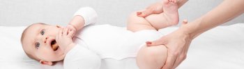 Tratamiento de osteopatía infantil para eliminar las restricciones de movimiento en la pelvis