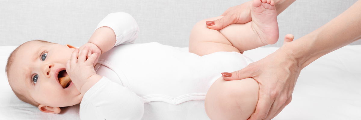 Tratamiento de osteopatía infantil para eliminar las restricciones de movimiento en la pelvis