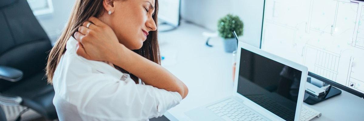 Dolor de cuello y espalda al estudiar: ejercicios para mejorar la postura y reducir la tensión