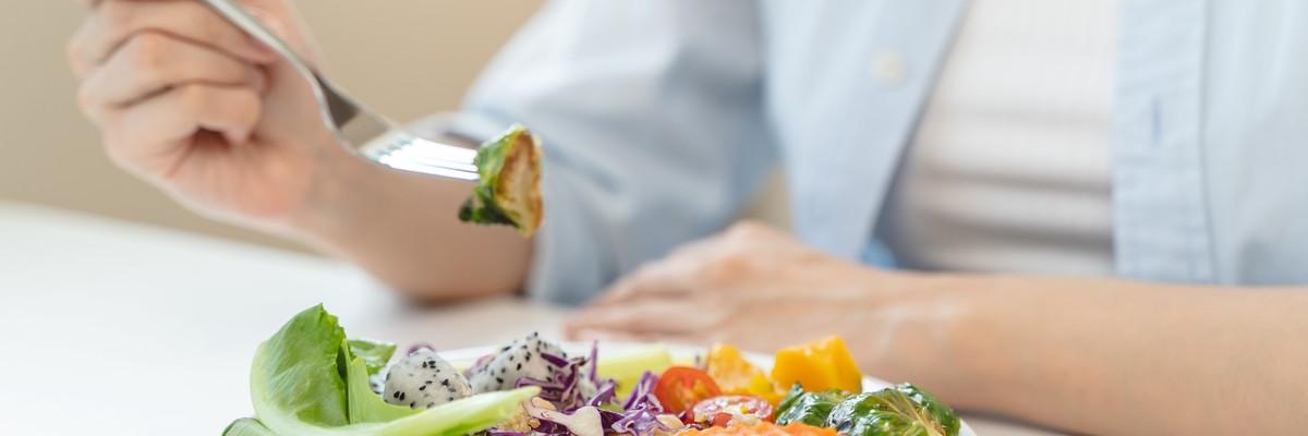 Nutrición clínica para personas con artrosis: alimentos que influyen en la inflamación y el dolor